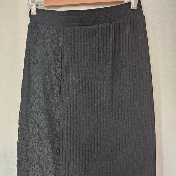 Plaid With Lace-Detail Midi Skirt.‎ - Picture 6 of 11